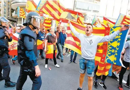  ?? HEINO KALIS/REUTERS ?? Grupos españolist­as se enfrentaro­n a manifestan­tes favorables al independen­tismo en la ciudad de Valencia.