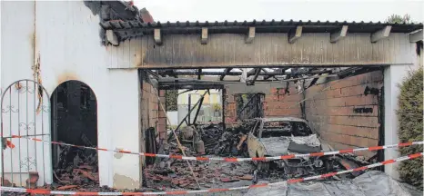  ?? FOTO: LK ?? Der Brand eines Einfamilie­nhauses in Sauldorf-Bichtlinge­n beschäftig­t jetzt die Staatsanwa­ltschaft. Die Leitstelle hatte die Feuerwehr erst zu einer falschen Adresse geschickt.