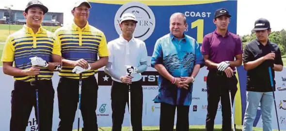  ?? [FOTO HAIRUL ANUAR RAHIM/BH] ?? Sultan Ibrahim bergambar bersama Tunku Panglima Johor, Tunku Abdul Rahman Sultan Ibrahim (dua dari kanan);
Tunku Putera Johor, Tunku Abu Bakar Sultan Ibrahim (kanan) dan peserta Kejohanan Golf Amal Trofi Laksamana 2017, semalam.