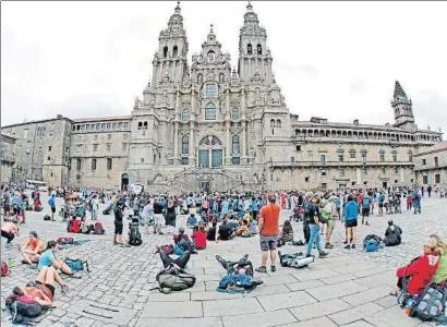  ?? LAVANDEIRA JR / EFE ?? La plaza del Obradoiro de Santiago el viernes, abarrotada por turistas y peregrinos