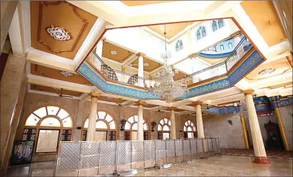  ?? ANGGER BONDAN/JAWA POS ?? SANGAT CANTIK: Tampilan interior Masjid Besar Al Karomah di Jalan Raya Buduran. Masjid yang berdiri sejak 1923 ini telah beberapa kali direnovasi.