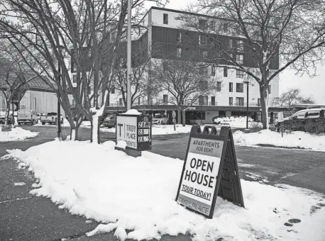  ?? JUNFU HAN/DETROIT FREE PRESS ?? A luxury apartment complex in Troy displayed an “Open House” sign offering tours on Thursday despite having had little or no heat all week, and during a time when the city had declared the units “uninhabita­ble.”