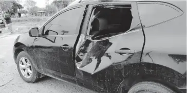  ?? FOTO: NOEL VIZCARRA ?? Los daños en el vehículo color negro fueron aparatosos.