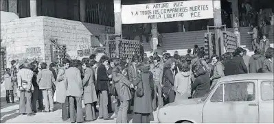  ?? Concentrac­ió d'estudiants en senyal de dol per la mort del jove Arturo Ruiz, el 1977. ?? 33
ARXIU / EFE