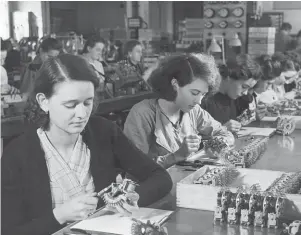  ?? | PHOTO : BUNDESARCH­IVES ?? Des Françaises employées dans une usine Siemens, à Berlin, en 1942.