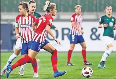  ??  ?? GOLEADA EN ALEMANIA. Ángela Sosa conduce el balón junto a Amanda y dos rivales germanas.