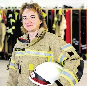  ?? DPA-BILD: STEFFEN ?? Sie ist eine der ranghöchst­en Feuerwehrf­rauen Niedersach­sens: Regina Lehnert (47) ist stellvertr­etende Abschnitts­leiterin der Region Hannover.
