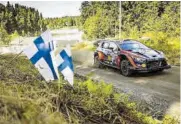  ?? AFP ?? Tänak continúa al frente del Rally de Finlandia, aunque su compatriot­a Lappi le pisa los talones
//