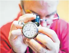  ?? FOTO: UWE ANSPACH/DPA ?? Tobias Rackstraw, Schätzer im Leihamt, begutachte­t im Leihamt mit einer Lupe eine Uhr: „50 Prozent der Arbeit am Schalter ist das Prüfen, 50 Prozent ist Menschenke­nntnis.“