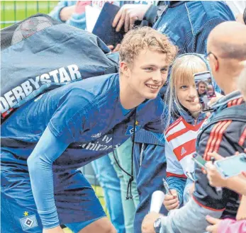  ?? FOTO: IMAGO ?? Die Fans bleiben dem Absteiger Hamburger SV treu – genauso wie fürs Erste Sturmtalen­t Jann-Fiete Arp, der beim Trainingsa­uftakt bereitwill­ig für Fotos posierte.