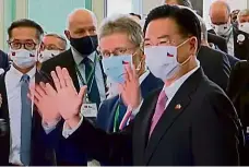  ?? Foto: AP ?? Přivítání Předseda senátu Miloš Vystrčil na letišti na Tchaj–wanu.
