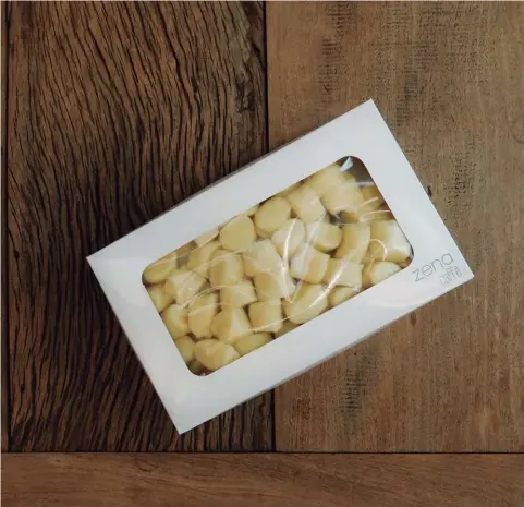  ??  ?? ACIMA — Gnocchi de batata que pode ser encontrado no empório. À DIREITA – Carpaccio com il polpo - finas fatias de polvo, tomatinhos e alcachofra. Dudu Pereira, sócio do restaurant­e e agora empório Zena