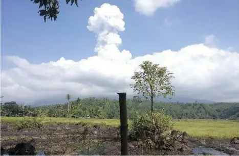  ?? FREZIL LUBAY ?? From La Castellana, Negros Occidental, Mount Kanlaon is seen spewing an ash cloud on Dec. 9. That day, thin ash fall was experience­d in Barangay Sag-ang in La Castellana, Barangay Ilijan in Bago City and Sitio Guintubdan, Barangay Ara-al in La Carlota...