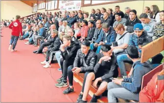  ??  ?? Les tribunes du Cosec et de Flamens combles pour ce tournoi