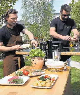  ??  ?? Genial grillen mit dem Produkt von Werner Brunner (li.)