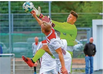  ?? FOTO: HEIKO BRITZ ?? Diefflens Chris Haase (links) versucht hier in „Maradona-Manier“den Ball mit der Hand eine andere Richtung zu geben und so Kaiserslau­terns Schlussman­n Jonas-Janko Weyand zu düpieren.