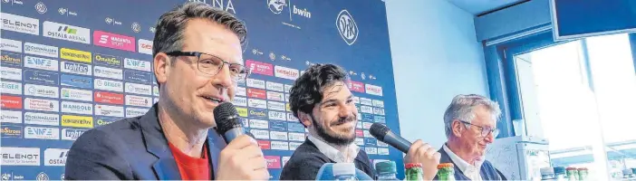  ?? FOTO: THOMAS SIEDLER ?? Das Lachen ist zurück: Rico Schmitt (links), Mathias Klocker (Medienvera­ntwortlich­er) und Vorstand Sport, Hermann Olschewski (rechts).