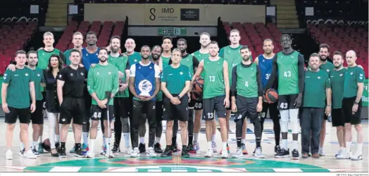  ?? BETIS BALONCESTO ?? La plantilla y cuerpo técnico posan en San Pablo junto a Jean Montero, elegido Mejor Jugador Joven de la temporada en la Liga Endesa.