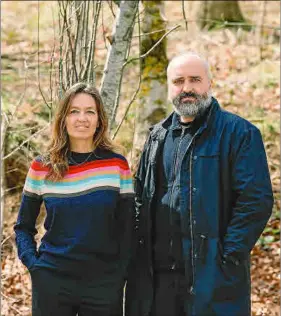  ?? Foto: X. TORRENT ?? Dupla. La comisaria Filipa Ramons y Carlos Casas firman la dupla que está detrás de este proyecto artístico. En su texto, Ramos alude explícitam­ente a la obra de Turmeda como una crítica a lo antropocén­trico nacida en el inicio mismo de la modernidad.