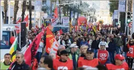  ?? (Photos Frank Muller) ?? Tous unis pour « ne pas voir le système de protection sociale et notre système de retraite, sacrifiés sur l’autel du libéralism­e économique ».