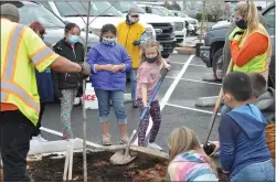  ?? JUSTIN COUCHOT — ENTERPRISE­RECORD ?? Poplar Avenue Elementary School third grade student Paytince Silva shovels dirt while helping plant a tree on Friday at the educationa­l workshop and planting at Poplar Avenue Elementary School hosted by Oroville Botanical Gardens.