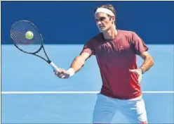  ??  ?? ENTRENAMIE­NTO. Roger Federer, en una práctica en Melbourne.