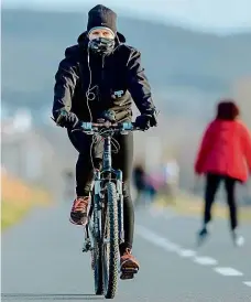  ??  ?? Trend roku 2020 Sčítače ukazují nárůst cyklistů. Foto: Petr Topič, MAFRA