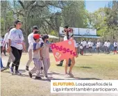  ?? ?? EL FUTURO. Los pequeños de la Liga Infantil también participar­on.