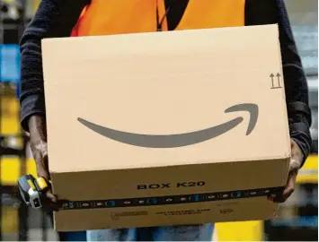  ?? Foto: Sebastian Kahnert, dpa ?? Internethä­ndler wie Amazon versuchen selbst Fälle aufzudecke­n, bei denen Produktbew­ertungen geschönt und gekauft sind. Ver‰ braucher können dadurch in die Irre geführt werden.