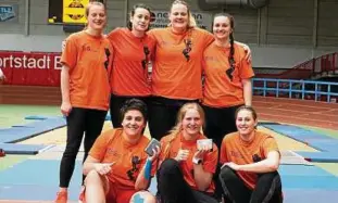  ??  ?? Erfolgreic­h im Steinstoße­n und anderen Sportarten: Lisa Möller, Beatrice Deckert, Luise Weber, Vanessa Pfeiffer (hinten von links nach rechts) und vorn sitzend Anja Schüppel, Franziska Fritz und Charlotte Müller (von links nach rechts). Fotos: Theo Schwabe