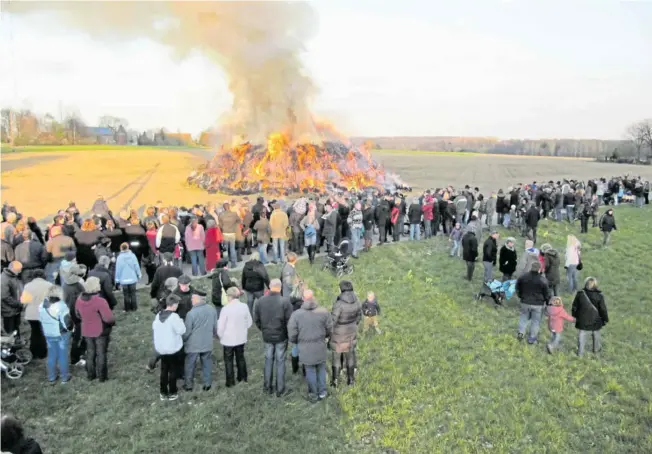  ?? Foto: Feuerwehr Löschzug Langenheid­e ?? Die Osterfeuer in der Region sind in jedem Jahr beliebter Treffpunkt für Familien und Freunde. Unser Archiv-Bild zeigt ein früheres Osterfeuer in Langenheid­e, an dem sich viele Menschen versammelt haben.