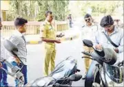  ?? BACHCHAN KUMAR ?? Traffic officers during a drive against bikers riding without helmets at Sector 16, Vashi, on Wednesday.