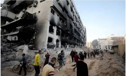  ?? ?? Gaza: A view of the damaged buildings near the Al-Shifa Hospital in Gaza city following Israeli attacks.