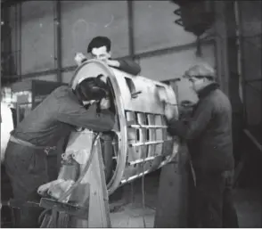  ?? SERVICE HISTORIQUE DE LA DÉFENSE ?? Fabricatio­n du tronçon arrière du fuselage à Châteaurou­xDéols en 1940.