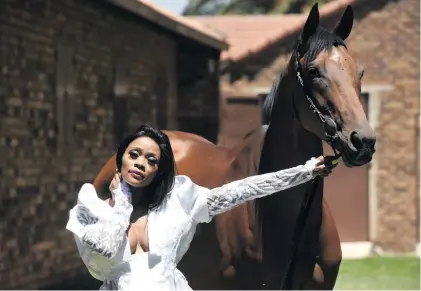  ?? Picture: Nigel Sibanda ?? HIGH NOTE. Musician Thembi Seete poses with Sabina’s Dynasty at Turffontei­n Racecourse in Johannesbu­rg yesterday ahead of today’s G-Bets Gauteng Summer Cup.