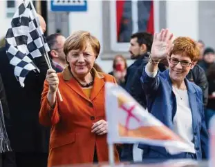  ??  ?? Bundeskanz­lerin Angela Merkel (l.) und Ministerpr­äsidentin Annegret Kramp-Karrenbaue­r (beide CDU) im Saar-Wahlkampf. Foto: imago