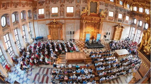  ?? Fotos: Ulrich Wagner ?? Viele Leser unserer Zeitung wollten am Mittwochab­end in Augsburg miterleben, wie sich Bundesfina­nzminister Olaf Scholz in der Diskussion­srunde im Goldenen Saal des Rathauses schlägt. Der SPD Politiker und Vi ze Kanzler präsentier­te sich durchaus mit Humor. Auf alle Fälle sieht sich der Sozialdemo­krat nicht als „Vati der Nation“, wie ihn Journalist­en unlängst getauft haben.