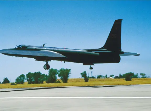  ?? (Photo by Ted Carlson/ fotodynami­cs.net) ?? While the long wings allow the U-2 to fly high, they are also a bit of a curse for landings. The robust longwing lift performanc­e makes it challengin­g for pilots to plant the jet back on earth. High-speed chase cars with transceive­r-equipped pilots onboard are required to aid the flying pilots for all U-2 landings. With 17,000 pounds of thrust and 104 feet of wing, a U-2 will lift off in less than 1,000 feet and climb at more than 12,000 feet per minute.