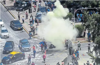  ?? Martín bernetti/afp ?? Manifestan­tes cortaron ayer algunas calles en el centro de Santiago