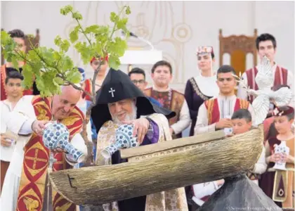  ?? EFE ?? El papa Francisco regó un árbol en señal de paz y renacimien­to este sábado junto con el actual patriarca de la Iglesia apostólica del país, Catholicós Karekin II, en Ereván, la capital de Armenia.