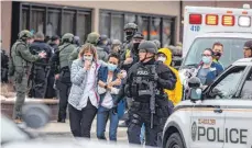  ?? FOTO: CHET STRANGE/AFP ?? Die nächste Tragödie in Amerika: Zwei geschockte Supermarkt-Kundinnen verlassen den Tatort in Boulder.