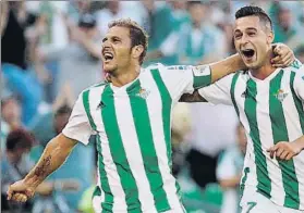  ?? FOTO: EFE ?? Joaquín Sánchez, con Sergio León, eufórico al celebrar su segundo gol de la tarde