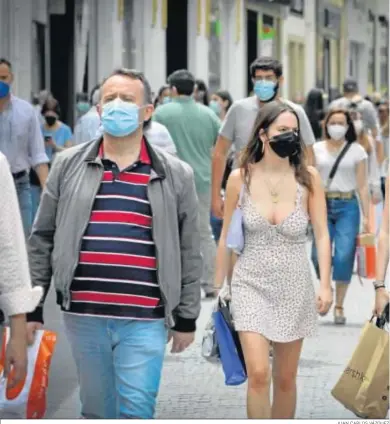  ?? JUAN CARLOS VÁZQUEZ ?? Personas pasean ayer por el centro de Sevilla.