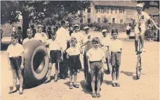  ?? FOTO: PRIVAT ?? Franz Kiesle ist 1951 von jungen Fahrern umgeben. Das Rad von Franz Breitruck ist zu diesem Zeitpunkt erst mittelhoch.