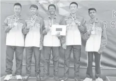  ??  ?? Sabah boys’ Under-18 players (L-R) Ngui Larm, Edric Tan, Harish John, Xerxes Wilson Lim, Kevalraj Singh Kreer pose with their medals.