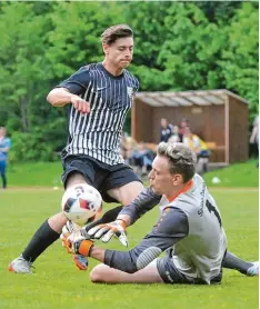  ?? Foto: Andreas Lode ?? Deuringens Schlussman­n Patrick Jacobsen war beim 3:1 Sieg in Gessertsha­usen ein großer Rückhalt. Hier klärt er vor Andre Rung.