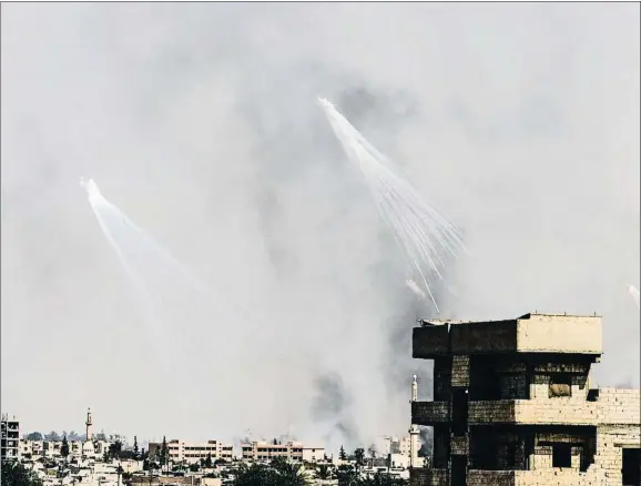  ?? BULENT KILIC / AFP ?? Bombardeo ayer sobre Raqa, la capital del Estado Islámico en Siria, donde la alianza kurdo-árabe trata de expulsar a los yihadistas