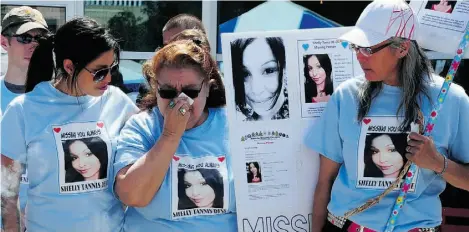  ?? BRUCE EDWARDS/EDMONTON JOURNAL ?? Shelly Dene’s sister Candice L’Hommecourt, left, grandmothe­r Katie Dene and mother Yvette L’Hommecourt in 2014.