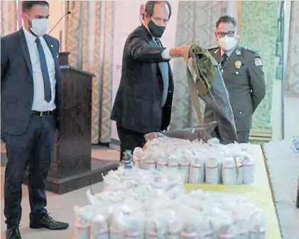  ??  ?? Pertrechos antimotine­s. El embajador argentino en Bolivia, Ariel Basteiro, exhibe los gases lacrimógen­os.