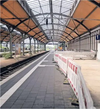  ?? RP-FOTO: THOMAS LAMMERTZ ?? Nach derzeitige­m Stand werden Arbeiten am Hausbahnst­eig Gleis 1 voraussich­tlich im Laufe dieses Jahres abgeschlos­sen werden, erklärte die Bahn.